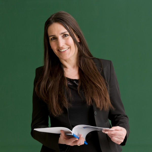 frau mit buch in der hand