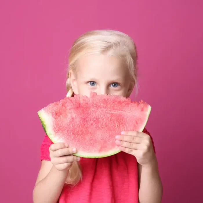 Mädchen mit einer Wassermelone