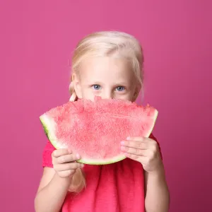 Mädchen mit einer Wassermelone