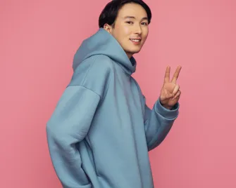 Mann zeigt ein Handzeichen