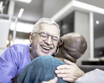 Zwei Personen umarmen sich glücklich