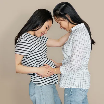 Zwei Personen streicheln einen Babybauch