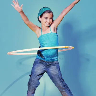 Mädchen mit einem Hula-Hoop Reifen