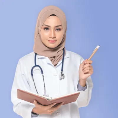 Junge Ärztin mit einem Hijab lächelt in die Kamera