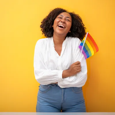 Frau mit Regenbogenflagge