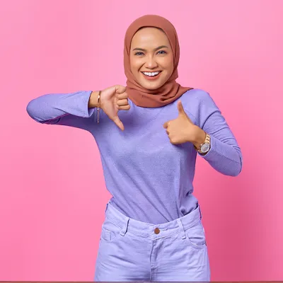 Frau zeigt Daumen hoch und runter