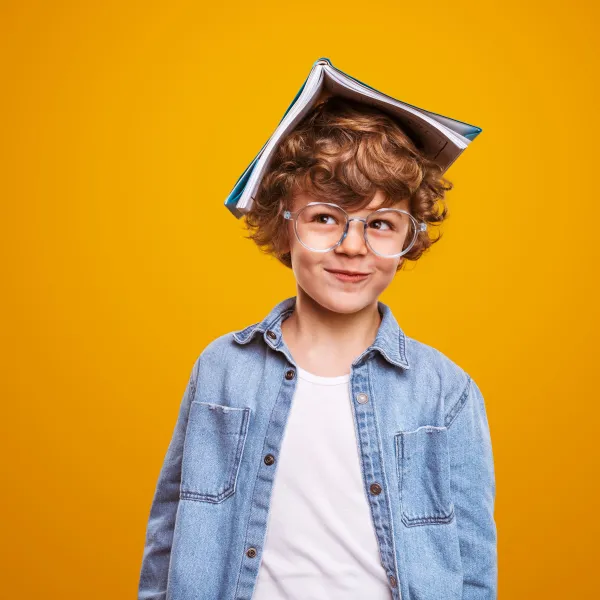 Kind mit Buch auf dem Kopf