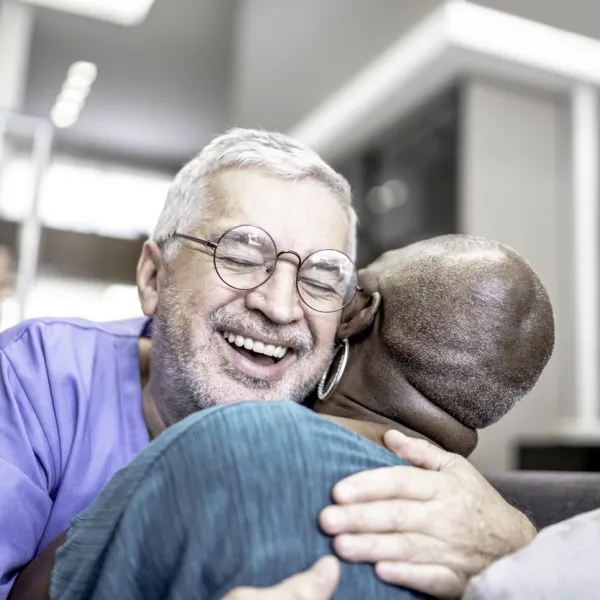 Zwei Personen umarmen sich glücklich